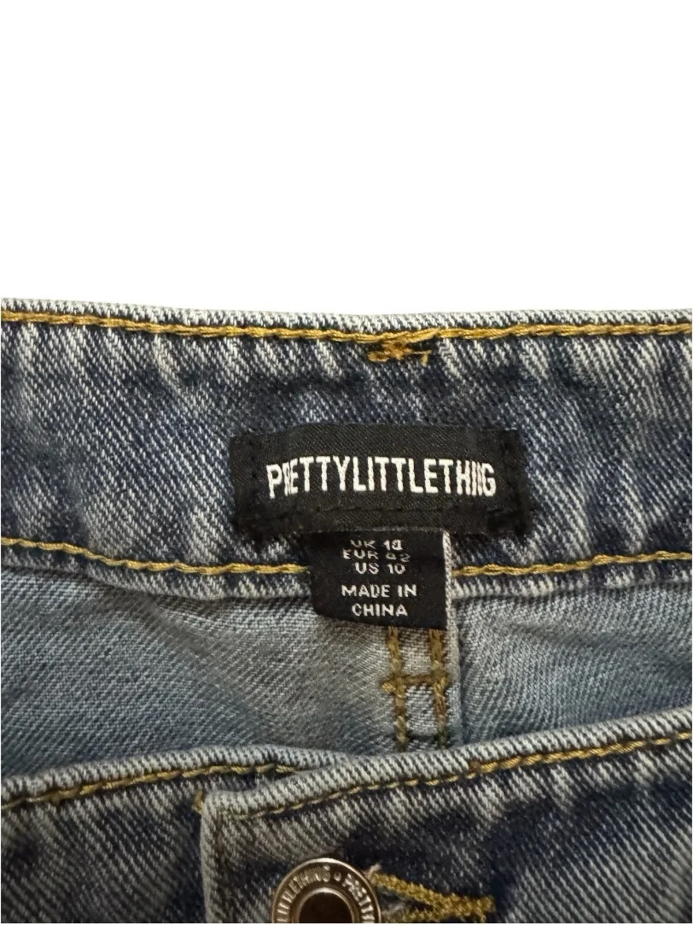 PrettyLittleThing Mid-Rise Straight Leg Jeans in Washed Blue
